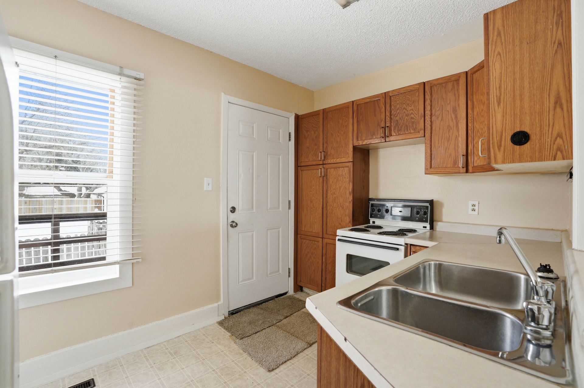 $18.5万 萨屯独立屋出售·1121 Ave H N——林与唐地产 - 4